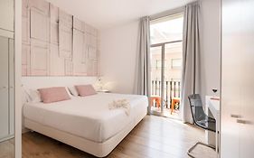 Chic & Basic Tallers Hostal